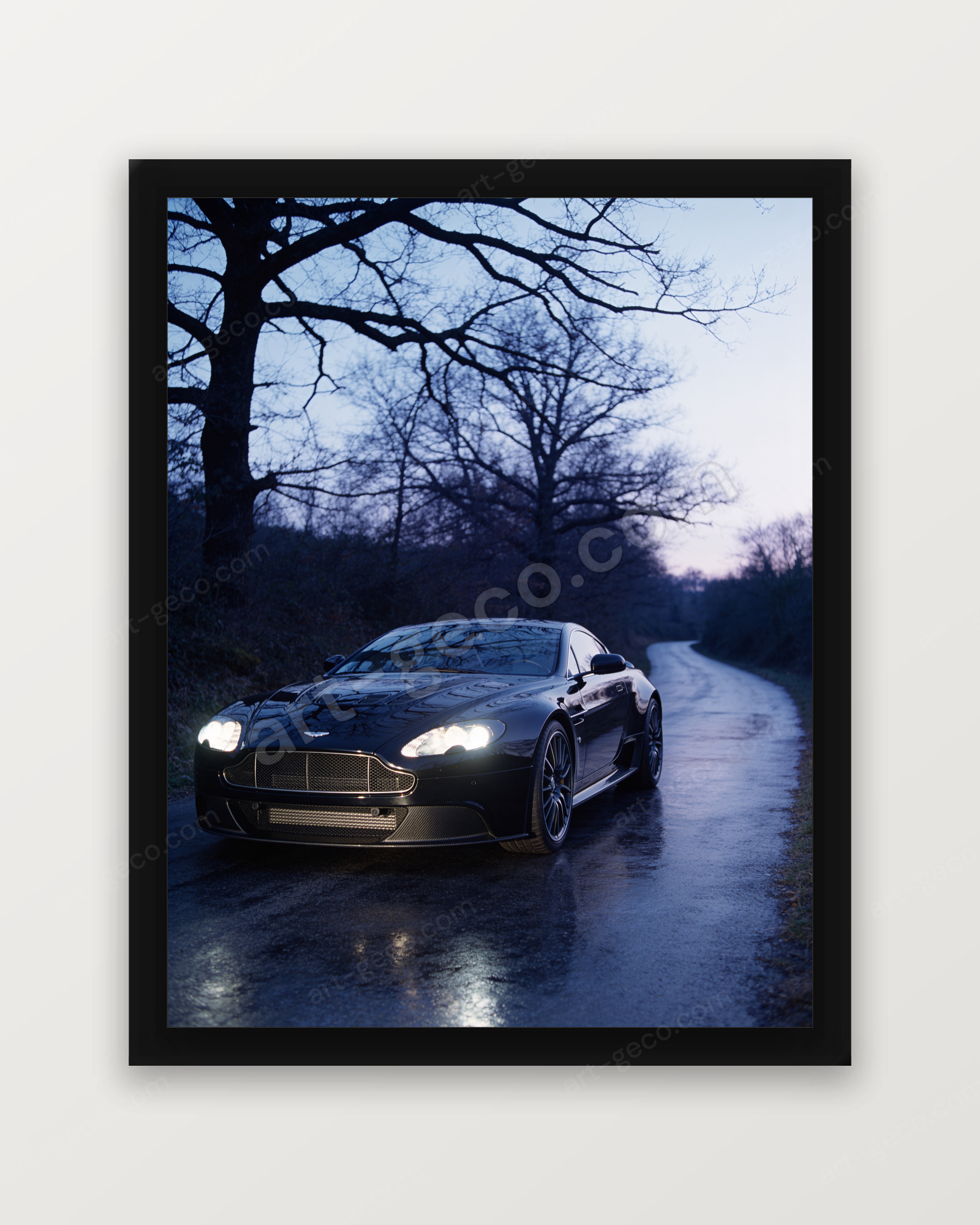 Aston Martin V12 Vantage dans l'obscurité