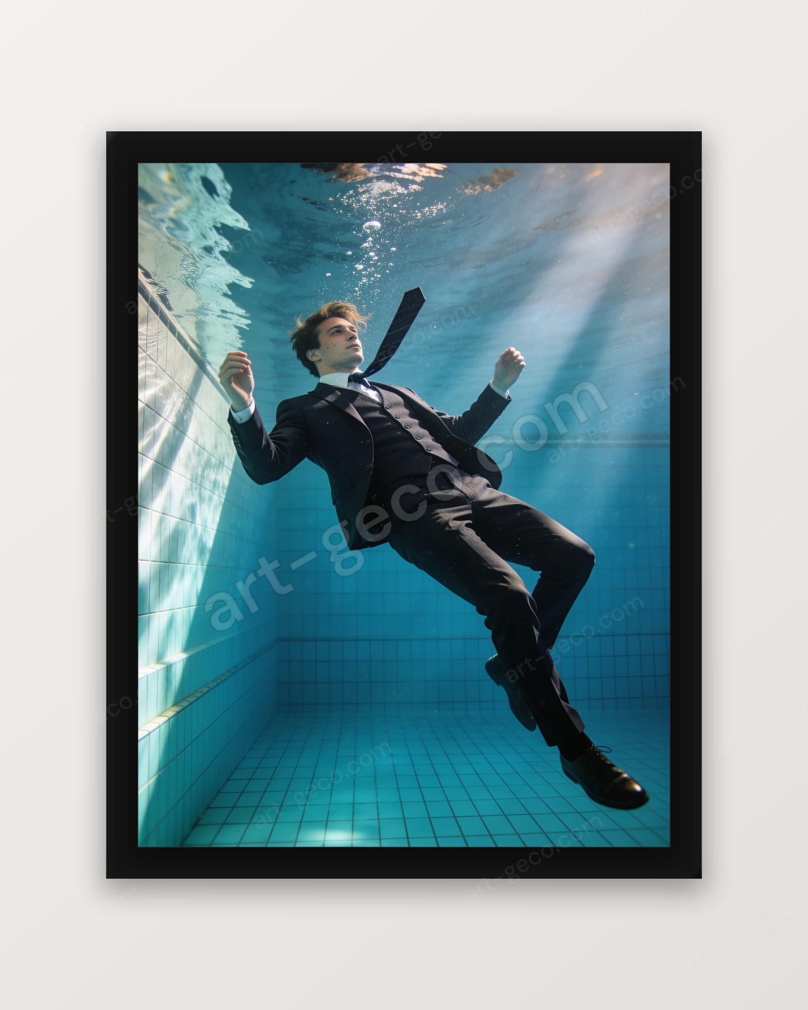 Homme en costume sous l'eau