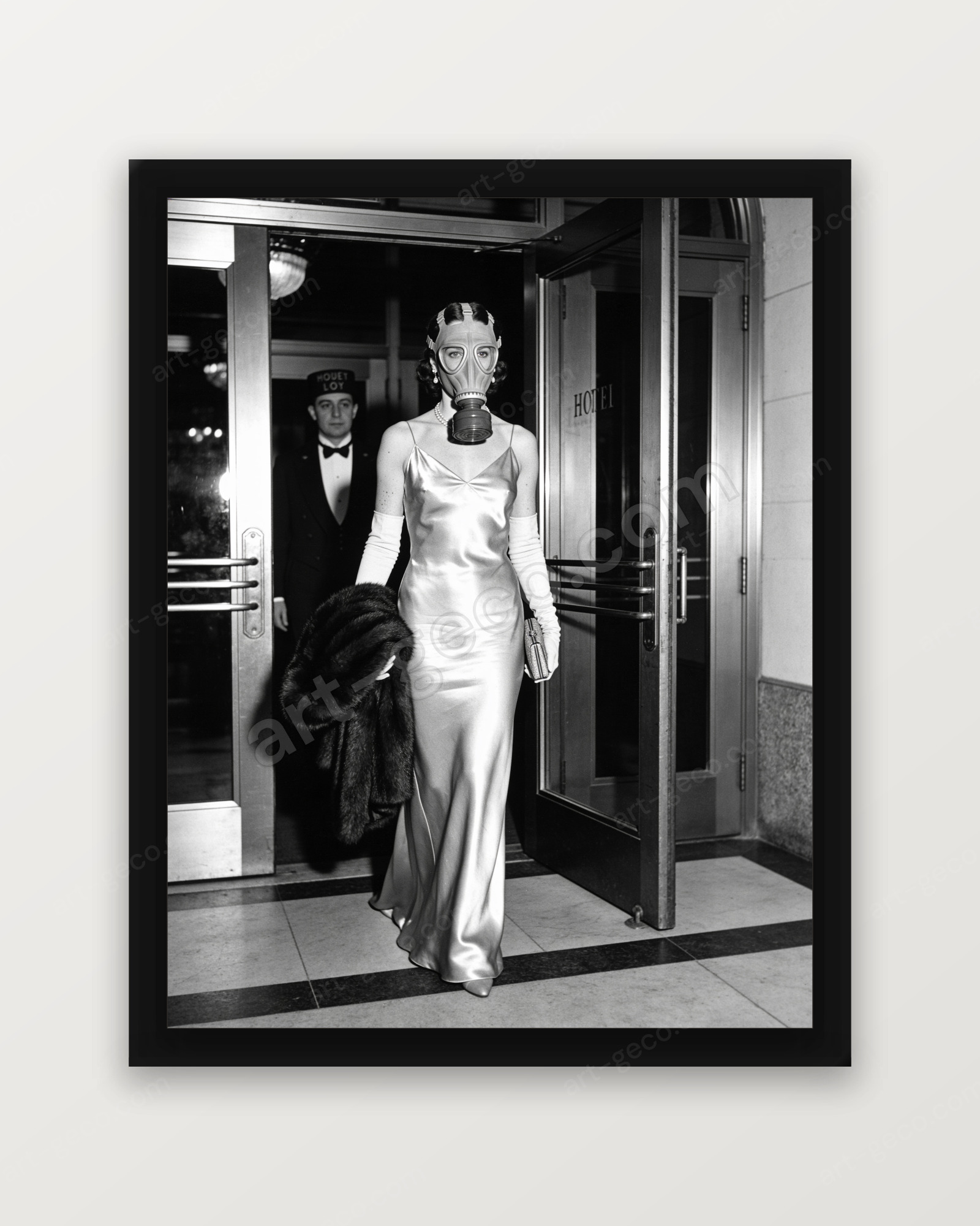 Robe du soir et masque à gaz