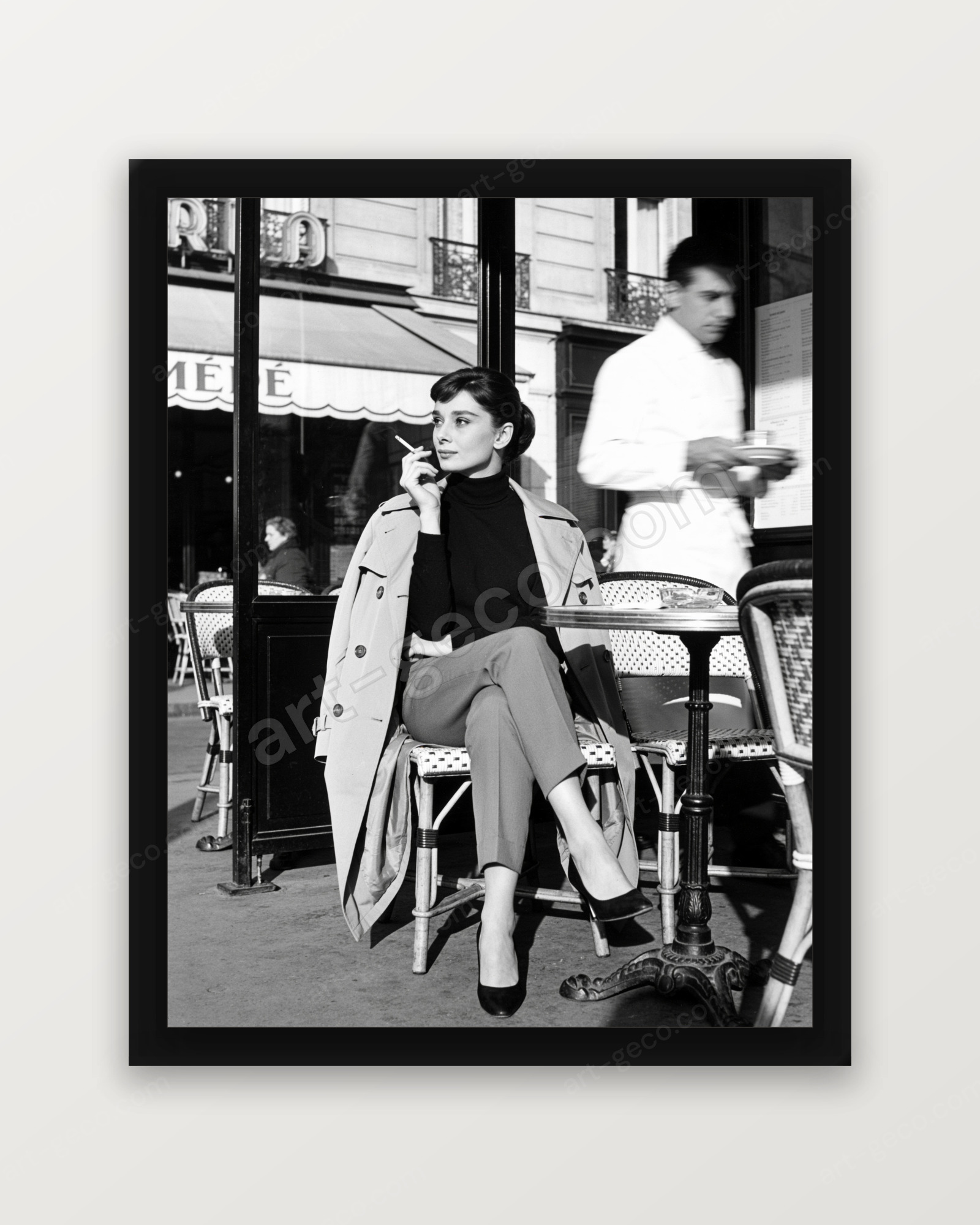 Audrey Hepburn en terrasse parisienne